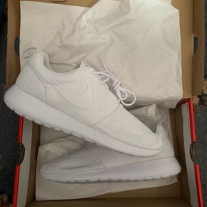 Nike White Roshe Sneakers Size 8.5